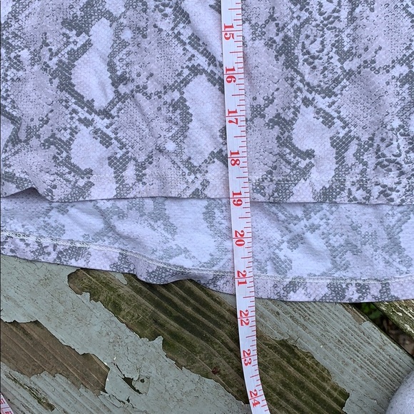 🌻 5 for $25 H&M Python Snake Basic Tee Large - Picture 4 of 6